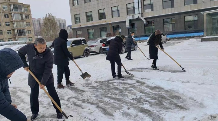 晋中市财政局组织党员干部清雪除冰